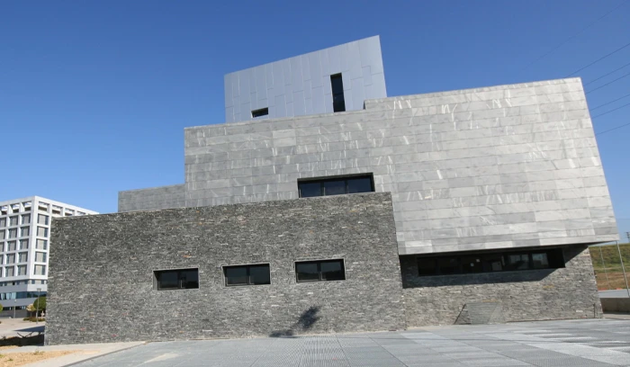 Naturalny łupek dachowy grafit JelStone na dachu domu