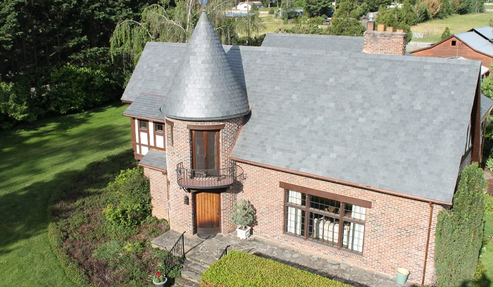 Naturalny łupek dachowy grafit JelStone na dachu domu