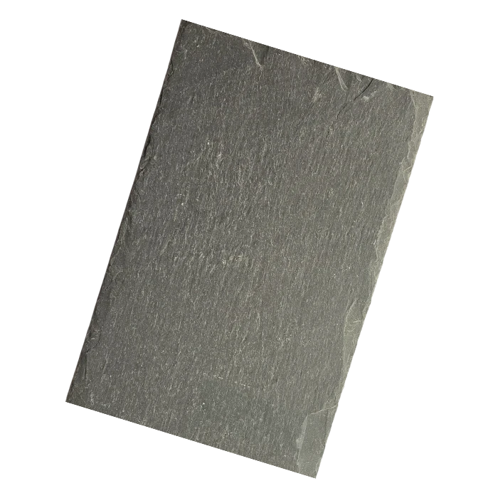 Zbliżenie na naturalną, wielowarstwową fakturę i głęboki kolor płytki z łupka naturalnego marki Jelstone.