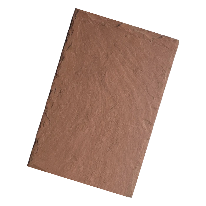 Szczegółowe ujęcie precyzyjnej obróbki łupka naturalnego Jelstone na krawędzi dachu, tzw. gzymsie.