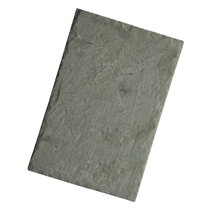 Nowoczesny dom jednorodzinny z dachem krytym czarnym łupkiem naturalnym Jelstone, pokazujący elegancję i trwałość materiału.