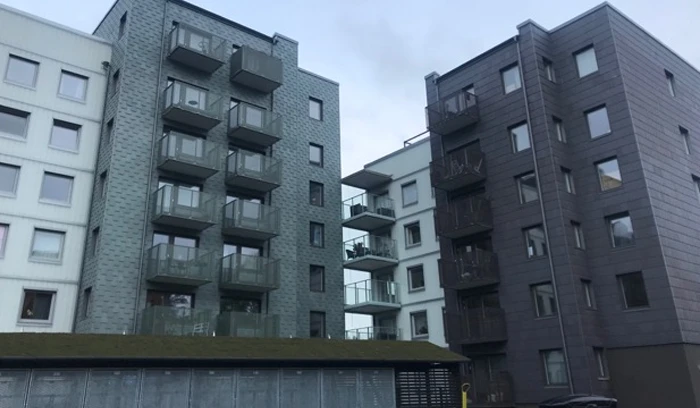 nowoczesny-dom-dach-lupek-naturalny-jelstone