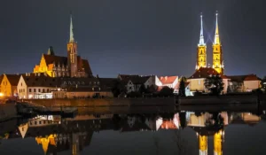Łupek na elewację Wrocław – naturalny kamień elewacyjny z certyfikatem EN 12326. Dostawa Jelstone, montaż Jel-Dach.